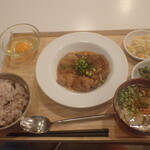 トーコーキッチン - 鶏の台湾風生姜焼き　副菜二品、豚汁、ご飯　＋　生卵