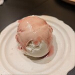 肉とワイン Jinen - ミルクアイスクリーム カシスがけ