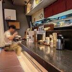 新潟肉と海鮮・50種の地酒 つるまる - カウンター席