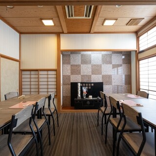 間に仕切り入ります。