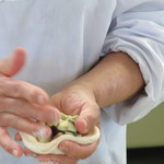 よってきましょ もえぎ亭 - ひとつひとつ丁寧に丸めます。