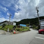 鶏ちゃん 杉の子 - 右に店横駐車場、左前に広めの駐車場