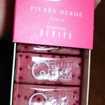 鎌倉紅谷  - イスパハン クルミッ子(限定)8個入り 2,322円✨箱を開けた瞬間、甘酸っぱくて華やか香りが漂います♪