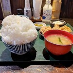 新潟肉と海鮮・50種の地酒 つるまる - ご飯の量「小」でこの量です