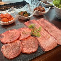 天空焼肉 星遊山 - タン食べ比べ