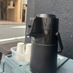 とんかつ七井戸 - めちゃめちゃ冷たくて美味しいお茶！せっせと歩いて来て外で待つお客様の気持ちに寄り添っていることが掛け値なしに伝わってきます。