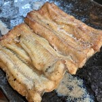 白焼き（上：天然の宮崎産、下：養殖のヒネ仔）