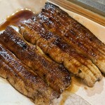 かぶと - 蒲焼き（上：天然天草産、下：養殖のヒネ仔）