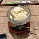 鰻いづみ - デザート３種類、バニラアイスと、ブルーベリーのヨーグルトと、もう一種類忘れました…