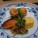 新宿割烹 中嶋 - 八寸。香りのいい桜エビのしんじょうやキングサーモンの西京焼きでお酒も進む