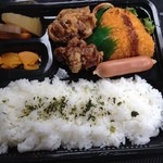 Yuushokutei - 遊食邸 錦店のお弁当、コロッケとからあげなど入って470円（14.04）