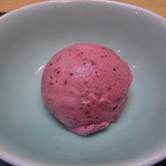 新宿割烹 中嶋 - デザートのアイスはイチゴとブルーベリー