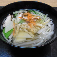 新宿割烹 中嶋 - 千切り野菜のお椀。背脂も千切りの形で入っていて、旨みをだしていました