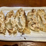 豚まるラーメン - ギョーザ350円。味は抜群に美味い！やや具が少なめ。