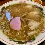 豚まるラーメン - 半チャンラーメン（キムチ付）1000円の豚まるラーメン（こだわりのこってりしょうゆ味）深い味わいのスープ美味しい一杯でした。