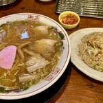 豚まるラーメン - お得なセットメニュー　半チャンラーメン（キムチ付）1000円。