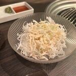 焼肉ホルモン 龍の巣 - 先出しは千切りキャベツです。