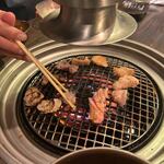 焼肉ホルモン 龍の巣 - それぞれのお肉はロースターで焼いて美味しくいただきました。
 