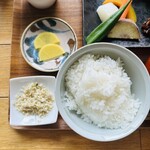 カラリト - お米は五島のなつほのか。左は自家製ふりかけ