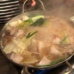 焼肉ホルモン 龍の巣 - もつ鍋は独特の「かすもつ鍋」、最後はうどん or ちゃんぽん麺 or 雑炊が選べたんでちゃんぽん麺にして貰いました。