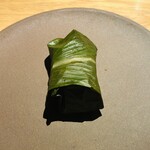 カラリト - ウコンの葉っぱで蒸し焼きにしたのは…