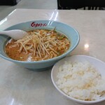 くるまやラーメン - 味噌ラーメン800円。半ライス無料