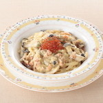 モッチモパスタ - サーモンときのこのペペタマいくら乗せ　１１００円