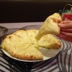 D-CHILI - ボリュームたっぷりチーズナン！もっちもち！！