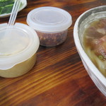 ゆう - パックに入った生姜と鷹の爪、ここでもたっぷり投入