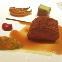 ロオジエ - 仔羊の鞍下肉のロティエピスのクルート酸味を効かせた野菜のピュルプクリスピーに焼いたエポールとドライフルーツのコンフィバジル風味のヨーグルトソース