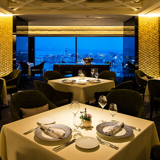 美しい景色を見ながらお食事をお楽しみいただけるテーブル席。