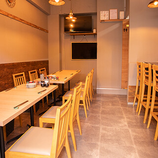 温かみある空間でゆったりとしたひと時を。お一人様、グループ