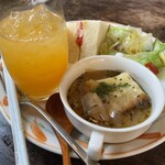 リバティハウス - 子供はオレンジジュースに。やっぱりお皿に乗っかっている。