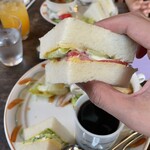 リバティハウス - パンは分厚いが具は薄い。これがまた良い。