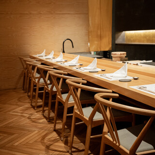 メインカウンター。4〜5名でサブカウンターを貸切可、半個室としてご利用ください。