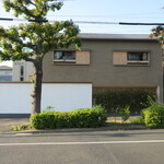 江戸前鮨 二鶴 - 店舗を側面から