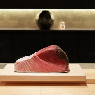 鮪に自信あり。職人が心を込めて握ります。