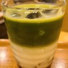 田頭茶舗 - わらび餅抹茶黒糖ラテ(税込750円)
一番下に本蕨餅、中層は牛乳、一番上にお抹茶
太めのストローで吸い込むトロトロな本蕨餅のトゥルンとした食感が面白かった