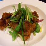 飄香 - 黒酢酢豚のサラダ仕立て。春菊、菊の花びらを添えて。