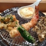 天ぷらめし 金子半之助  - 一番奥は、おなじみトロトロ卵天。左からイカのかき揚げ、エビ、シシトウ、舞茸