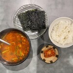 龍苑 - ユッケジャンスープセット（ライス ・韓国のり・キムチ）　950円（税込）