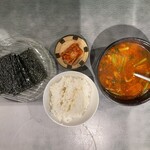 龍苑 - ユッケジャンスープセット（ライス ・韓国のり・キムチ）　950円（税込）