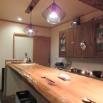 店内、カウンター席