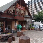 ピーターパン - 山小屋風の立派な建物です。