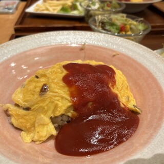 おむらいす メニュー写真 : 十六雑穀オムライス＆炭焼きハンバーグ専門店 お