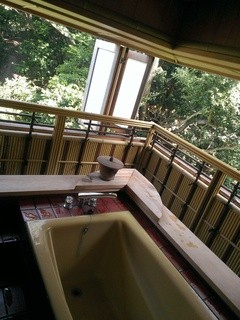 Gyokushouen Arai - 部屋付き半露天風呂。桜も見える。
