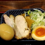 俺の中華たなか家 - 「別盛りトッピングBonus味玉付き」をアップでパチリ♯