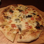 イタリアンバール ブオンクオーレ 飯田橋 - ブラックオリーブ・アンチョビ・フレッシュトマトのピッツァ