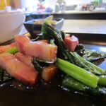 B級酒場まっちゃげ - ベーコンとほうれん草の炒め物2014/03