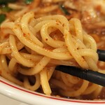 蒙古タンメン中本 - スープに潜らせた麺アップ